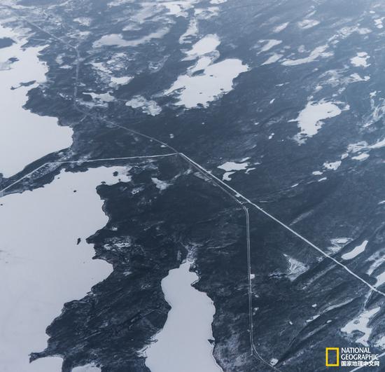 
俄罗斯远东地区冻土带上空的湖泊和公路网