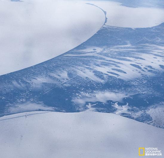 五大湖地区冰雪形成的神奇的巨大圆形图案