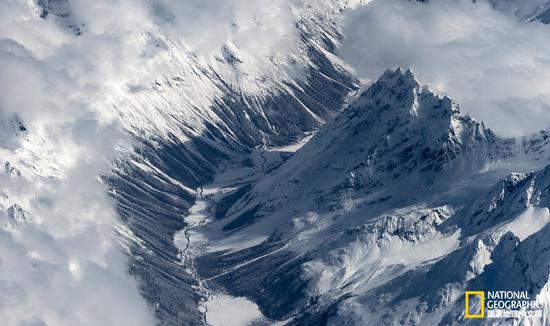 新疆的山峰与峡谷