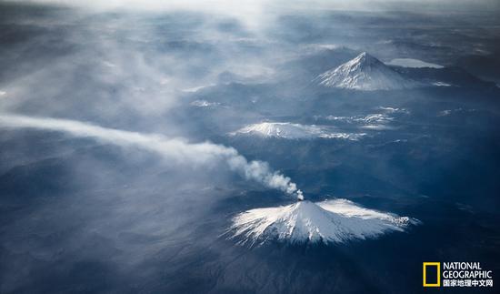 在智利40多座火山中正在活动的一座，Cerro Aucanquilcha