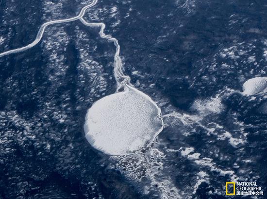 
一个圆形湖泊和河流