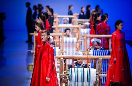 依文·中国手工坊（EVE CINA）现场展示的42套本季服饰