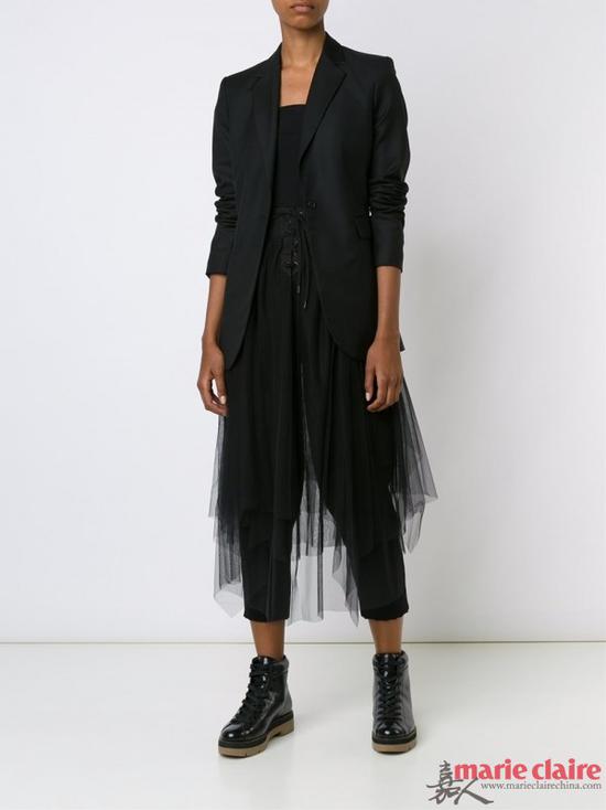 你穿上的效果是这个样子的，只要我们在纱裙里面做好安全措施就可以了