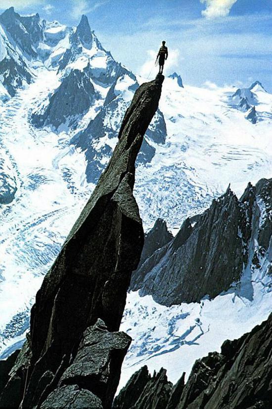 著名的法国登山家加斯顿·雷布里特（Gaston Rebuffat）站在法国一座相当尖的山峰上，摄于1944年。