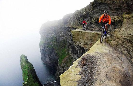 爱尔兰的莫赫悬崖（Cliff of Moher）距离大西洋海平面约214米高，这也提供了数条世上最危险的骑行路线。