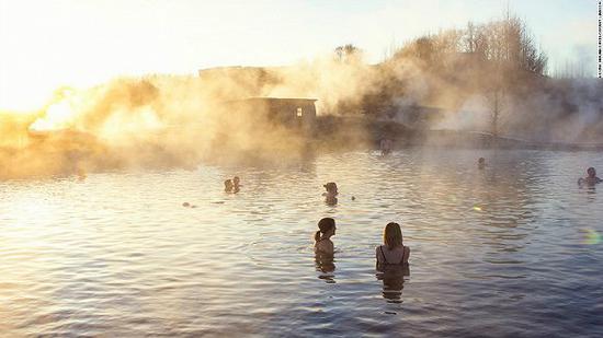 秘密温泉位于弗洛特尔小镇，是在天然温泉基础上修建的公共泳池。