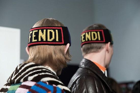 Fendi 2017秋冬男装系列中的品牌Logo成了一大卖点 图片来源：Martina Ferrara for DazedDigital