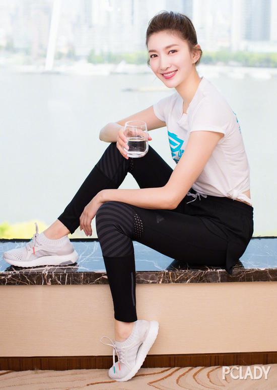 大海啊全是水,江疏影呀全是腿! 做瑜伽也是不错的选择