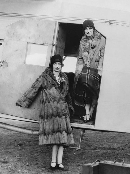 　　1927年4月5日，波士顿飞纽约的航线正式开放，票价为25美元/人，图为纽约航空飞机的两名女乘客下机。