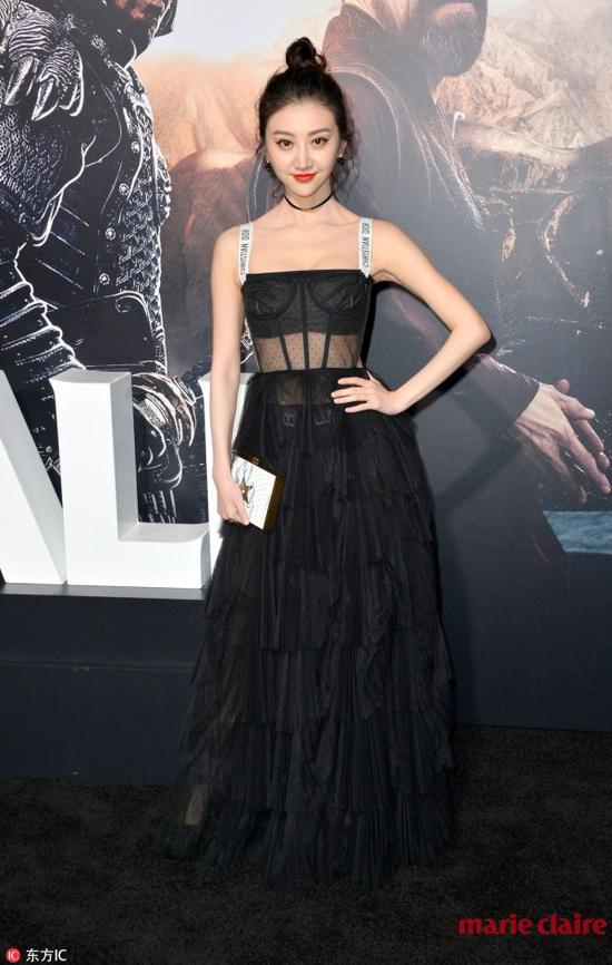 电影首映礼上景甜黑色礼服长裙，也玩起了内衣外穿的新look。