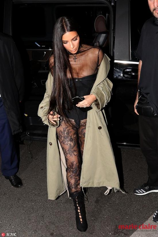 卡戴珊家族外出为朋友庆生。 Kim kardashian黑色蕾丝透视装露出性感内衣，外搭军绿色风衣。