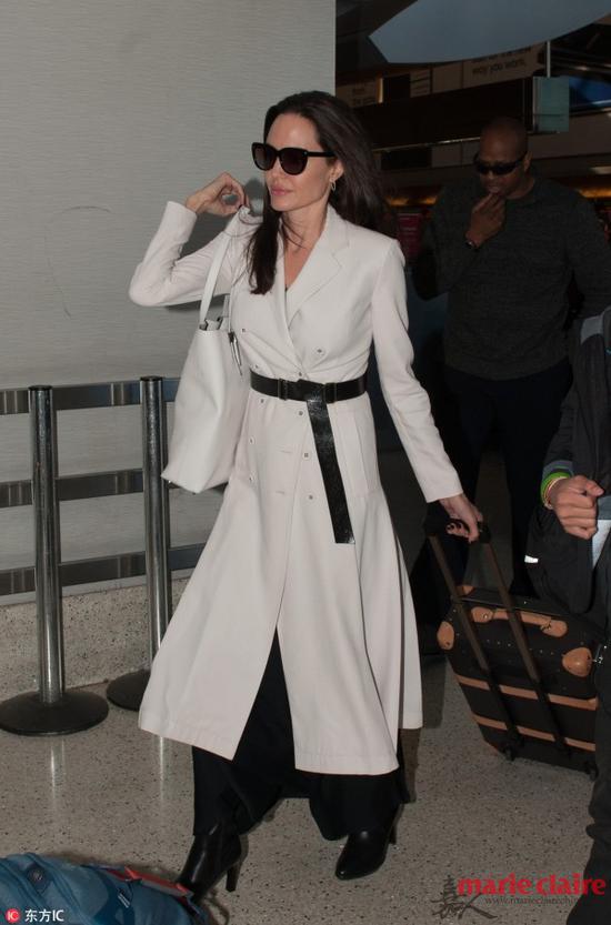 安吉丽娜-朱莉带孩子们现身机场。白色外套搭配黑色腰带，谁说简单不可以很时髦？