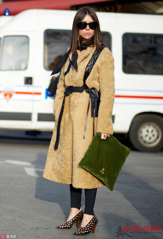 俄罗斯时尚撰稿人Natasha Goldenberg 风衣配长腰带