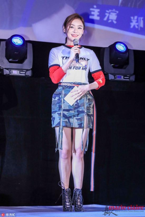 某发布会，袁姗姗身穿SJYP x Marvel字母图案T恤，Hood by Air迷彩半身裙，长腰带挂在腰间。