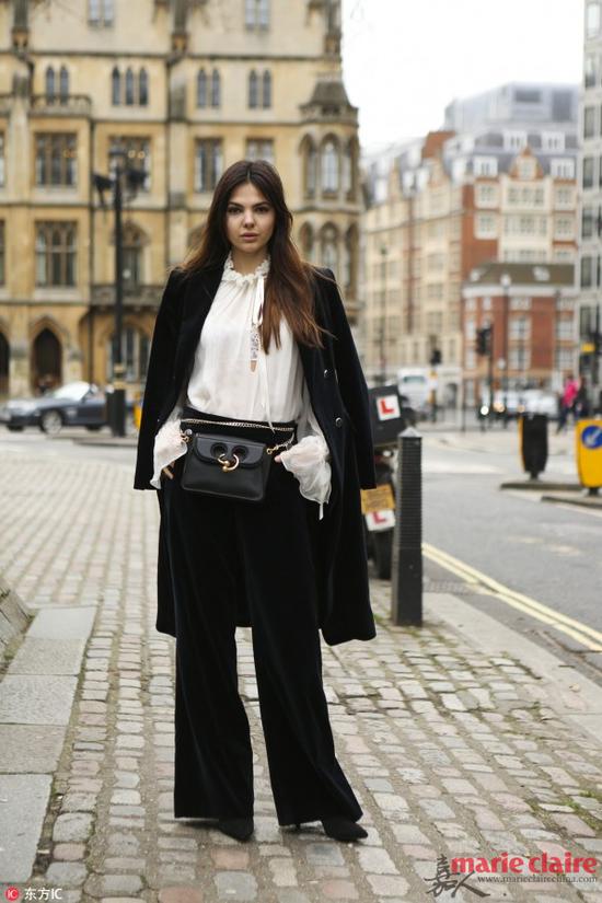 时尚博主 blogger Doina Ciobanu，阔腿裤搭配长风衣气场全开，腰间的金属包袋成了最佳点缀。