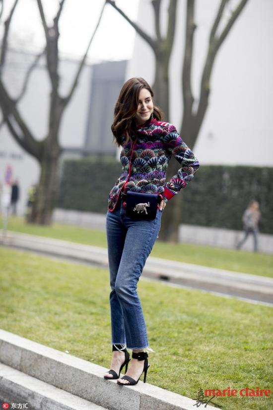 时尚博主 blogger Gala Gonzalez紧身牛仔裤，搭配扇形印花上衣，腰间的黑色腰包成了点睛之笔。