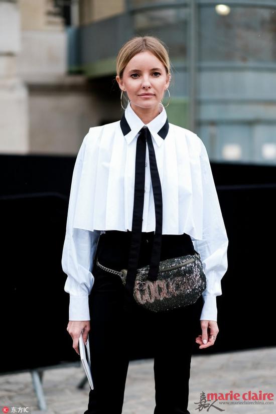 Natallia Yakimchyk，简洁的白色衬衫搭配合适裤装，腰间的Chanel腰包格外抢眼。