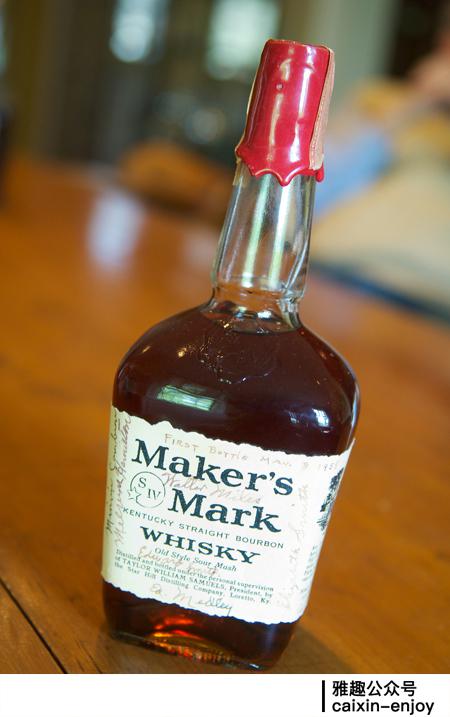 波本威士忌使用的都是新橡木桶，所以颜色也挺像酱油的。