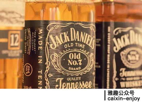 这是一瓶保存不当的杰克·丹尼威士忌(Jack Daniel’s),颜色和新酒真的不一样哦。
