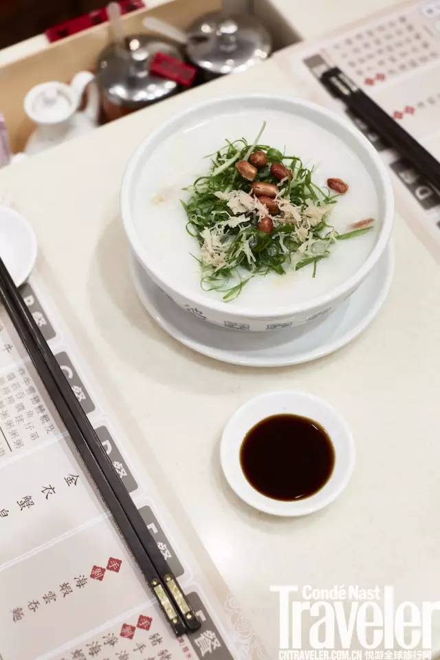 艇仔粥源始于广州荔湾的小艇,故有此称。