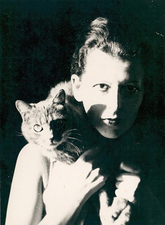 （克劳德·卡恩，Claude Cahun，法国女摄影师）　　