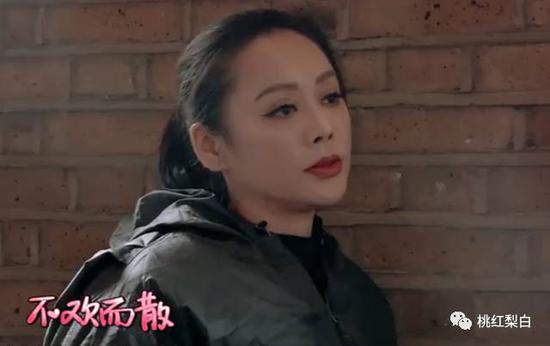 在删减版的视频里,宁静不想住在房车,因此甩甩脸子,还算符合耿直的人设。