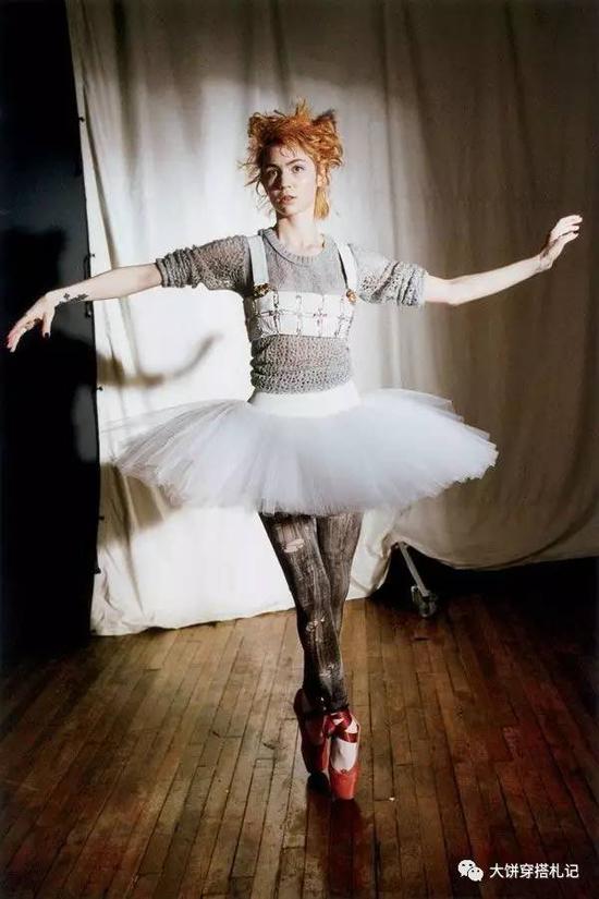 ▲《Teen Vogue》很早之前拍的一组画报，模特脚上穿的就是丝缎绑带芭蕾鞋