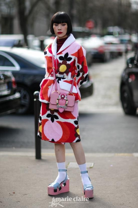 粉蓝拼色的厚底鞋和日本风情十足的外套呼应，简直就是吸睛的街头日本娃娃