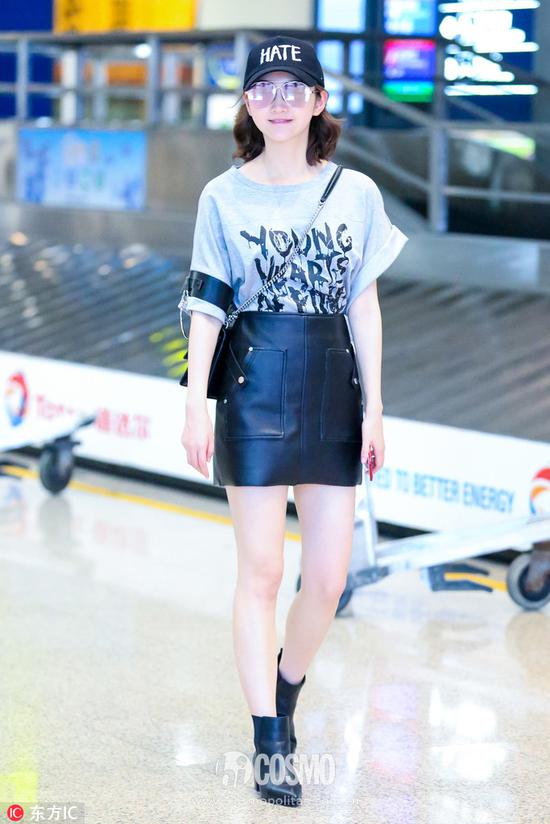 景甜搭配的聪明之处在于多了一些亮眼的小细节——亮眼的包包，Choker以及鞋子，这些都是可以为整体搭配加分。