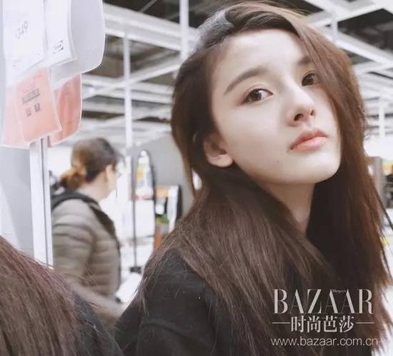 为啥说她敢说敢做呢，因为她在节目里全程曝光了本身的洗发全过程。能做到这一点的，她可谓是综艺界有史以来第一人了！
