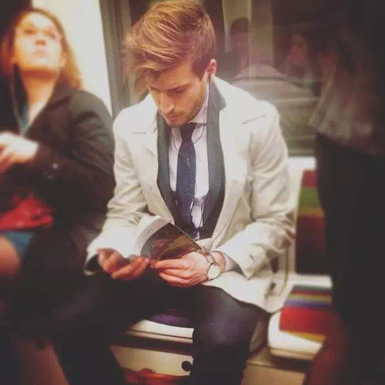 不过是坐地铁去上个班 有必要帅成这样吗