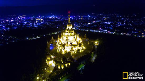 夜晚的勐焕大金塔又是另一幅景像了，在璀璨的城市灯光的衬托下，金黄色的大金塔显的格外的神圣与精致，无疑是最具特色的佛教圣地之一。