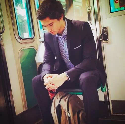 不过是坐地铁去上个班 有必要帅成这样吗