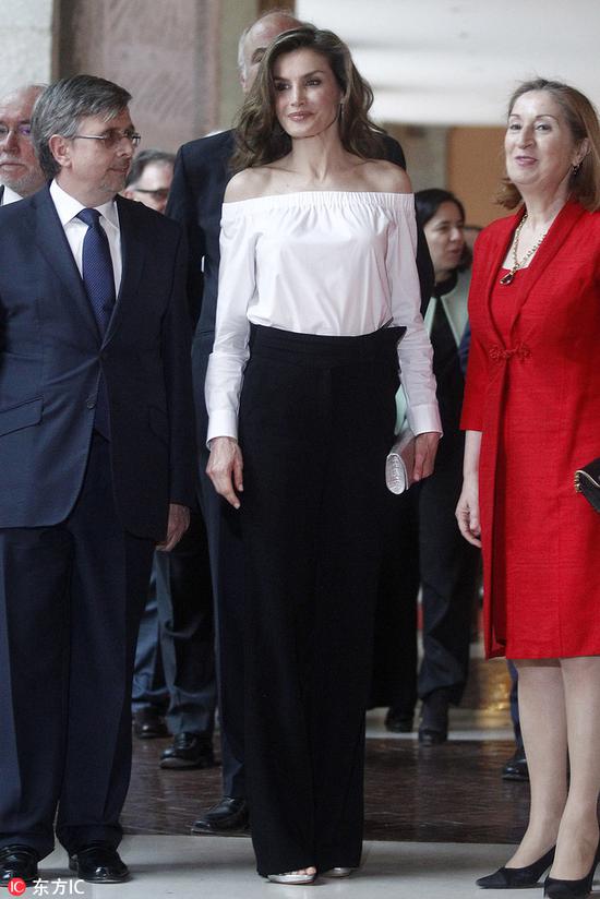 西班牙王妃也选择了一字肩上衣，政客也优雅。