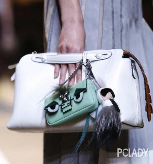 　　20 多年里，Fendi 的“Baguette”总共推出过超过 800 种不同的材质和款式。