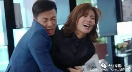 《欢乐颂》穿搭红黑榜,安迪VS樊胜美,你更偏爱谁?
但大家似乎都忽略了,其实安迪这个人是在改变的,她是在慢慢学着放开自己,去接纳别人。