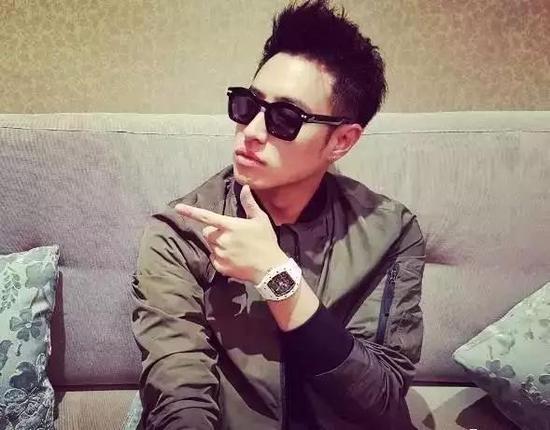 如果细心观察的话可以发现潘玮柏有个特点,那就是无论场上场下,潘玮柏总会戴着一块腕表,表不离身。