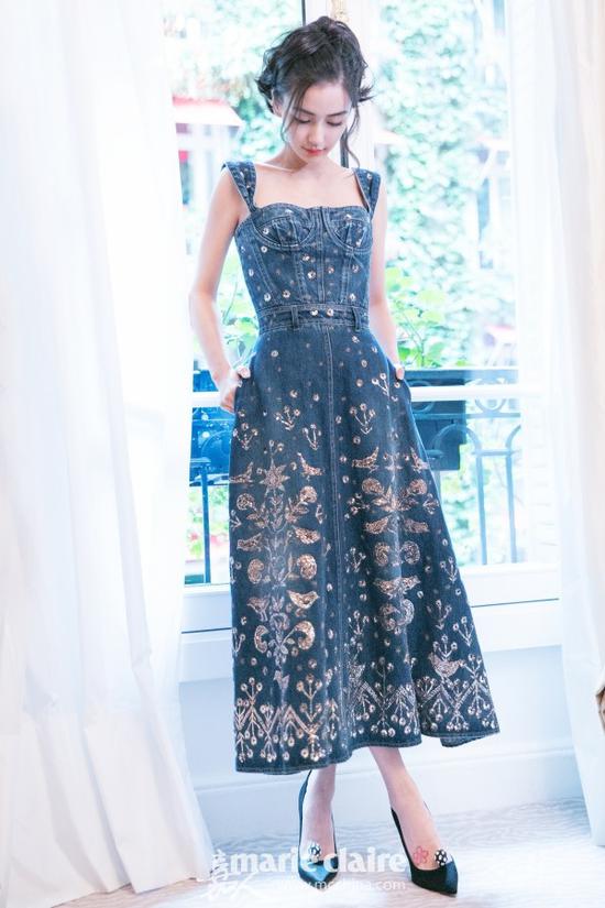 杨颖(Angelababy)脖戴黑色颈圈,身穿Dior金色亮片刺绣印花吊带牛仔连衣裙,手拎Dior天蓝色ladydior亮片钉珠刺绣印花手拎包,脚穿黑色镶钻球扣尖头浅口高跟鞋。 杨颖(Angelababy)