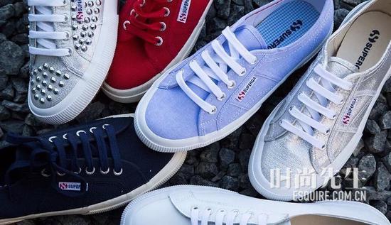 你还在迷小白鞋?他们却对帆布鞋情有独钟