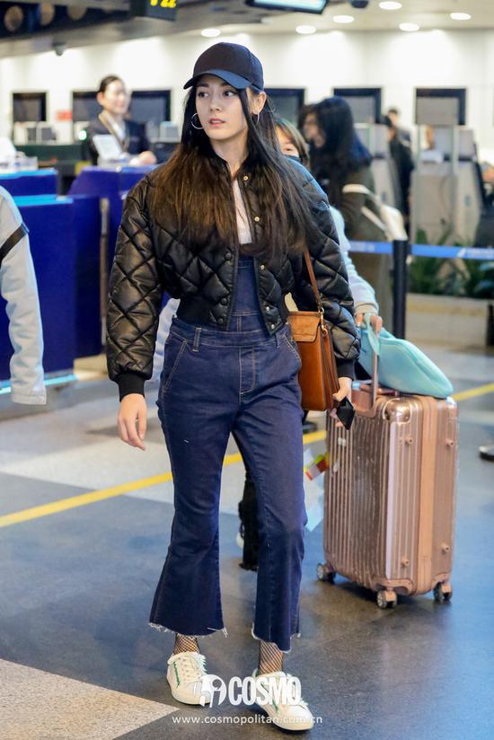 外套:Stella McCartney背带裤:MO&Co手袋:Chloe Faye运动鞋:Tory Burch