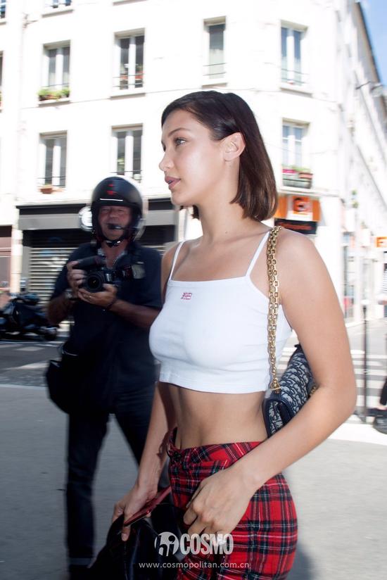 Bella hadid肩挎Dior Oblique包袋
