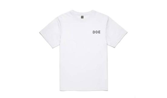 ● DOE 白色 logo T 恤