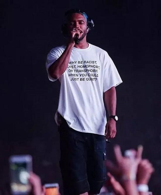 最会穿的 rapper Frank Ocean 引起一波轰动的标语 T 恤