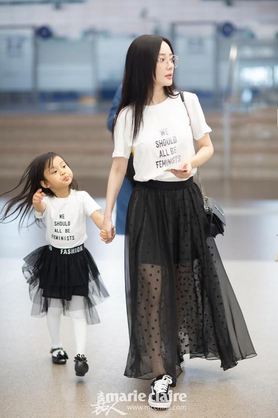 在近日李小璐和女儿甜馨的一组合照中,李小璐身穿LV红色卫衣,一旁梳着丸子头的甜馨身穿红色棒球外套,是妈妈最可爱的配饰。
