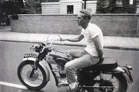 Steve McQueen 的白 T 造型