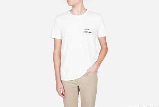 ● Everlane “100% Human”白色 T 恤