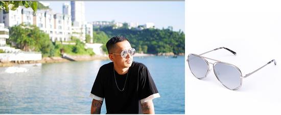Phat用简洁的Tee搭配银色的APEX，飞行员镜的设计经久不衰，配以科技感的银色，个性有型，时髦得不费力气。