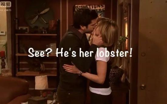 Chandler他包容所有人,Joey,Ross,Rachel,Phoebe……每个人都曾靠在他的肩膀上寻求安慰。