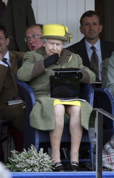 英女王出街必备 图片来源自Zimbio