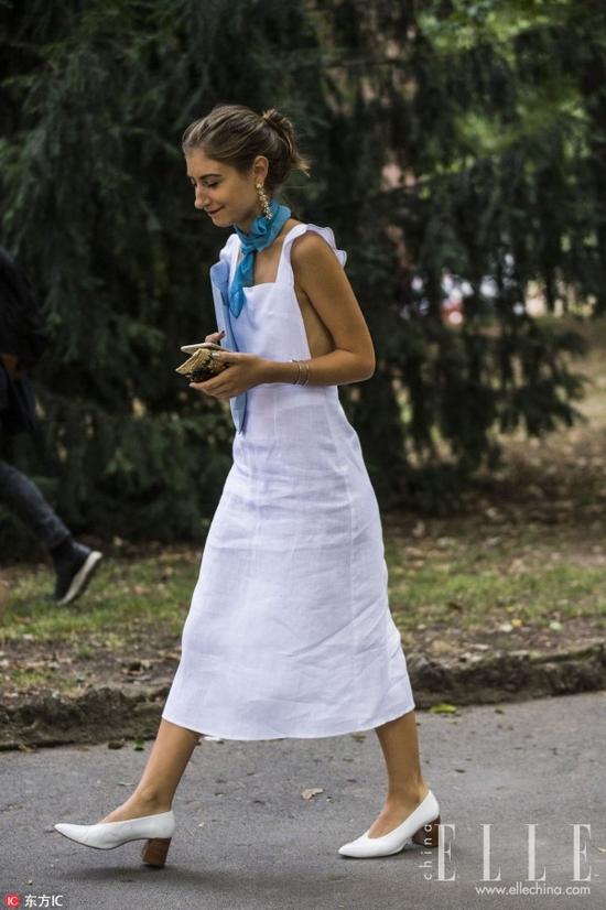 同贝嫂一样，博主Jenny Watson用白色吊带荷叶边连衣裙搭配白色V口粗跟鞋，蓝色领巾点缀自带风情。